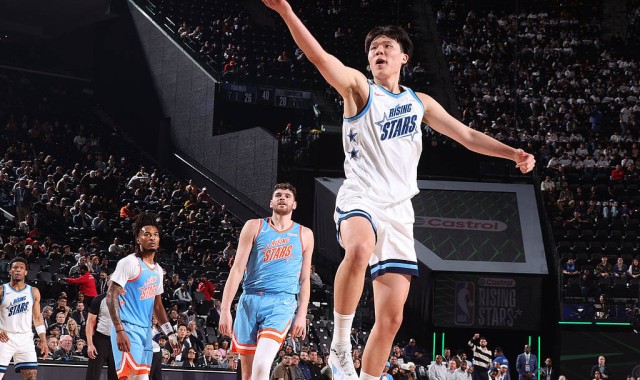 杨瀚森新秀赛8分钟超惊艳 尴尬一场游全赖队友自私？